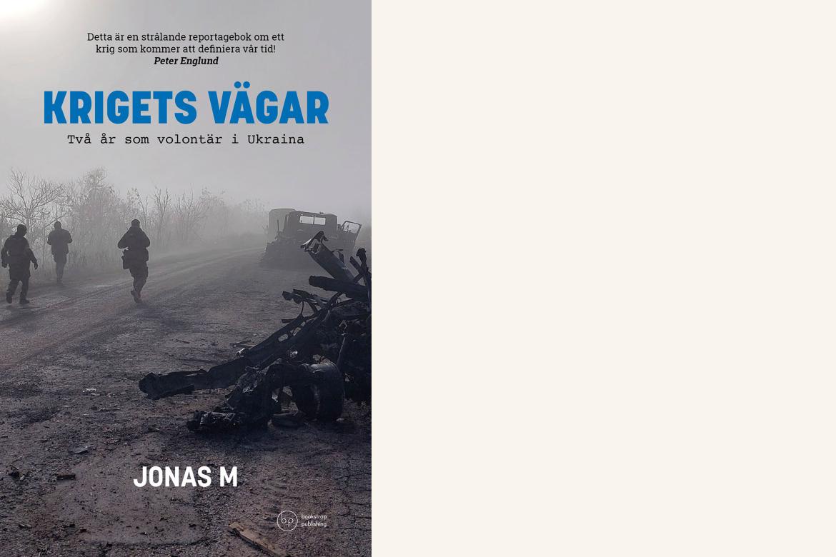 Några män går på en grå väg i det dimmiga gryningsljuset någonstans i Ukraina. Till höger i bild ligger ett förvridet bilvrak. De letar kropparna efter två saknade soldater i strid.