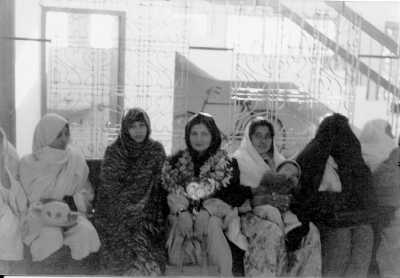 Kvinnorna i Anamns by i de pakistanska bergen